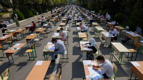 Узбекские студенты сдают вступительные экзамены под открытым небом в Ташкенте - Sputnik Ўзбекистон