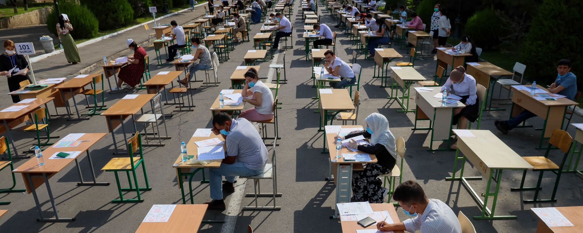 Узбекские студенты сдают вступительные экзамены под открытым небом в Ташкенте - Sputnik Узбекистан, 1920, 01.06.2021