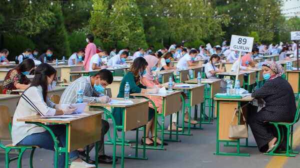 Узбекские студенты сдают вступительные экзамены под открытым небом в Ташкенте - Sputnik Ўзбекистон