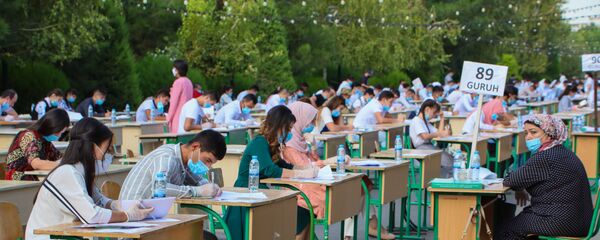 Узбекские студенты сдают вступительные экзамены под открытым небом в Ташкенте - Sputnik Узбекистан