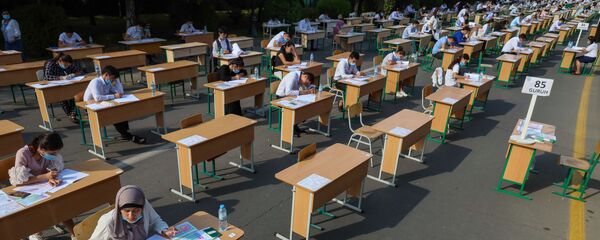 Uzbekskie studenti sdayut vstupitelnie ekzameni pod otkritim nebom v Tashkente - Sputnik O‘zbekiston