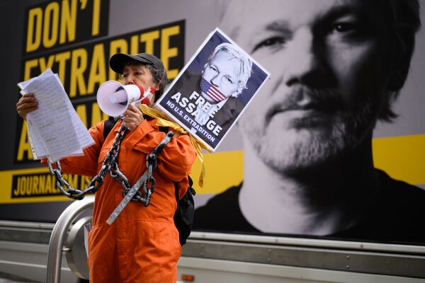 Сторонница Джулиана Ассанжа на митинге против его экстрадиции в США. Лондон, Великобритания. - Sputnik Узбекистан