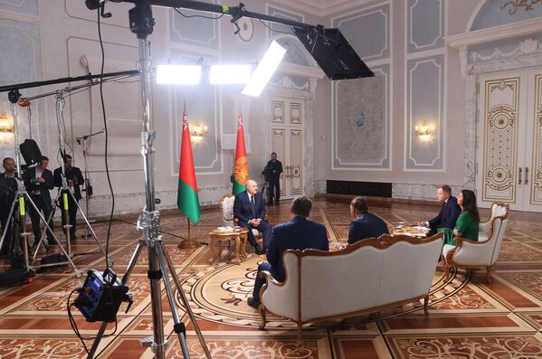 Президент Беларуси Александр Лукашенко во время интервью российским журналистам во Дворце независимости в Минске. - Sputnik Узбекистан