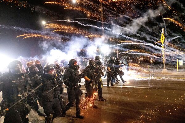 Полиция разгоняет протестующих во время демонстрации в Портленде, США. - Sputnik Узбекистан