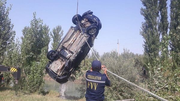 Автомобиль утонул в канале в Наманганской области - водитель погиб - Sputnik Узбекистан