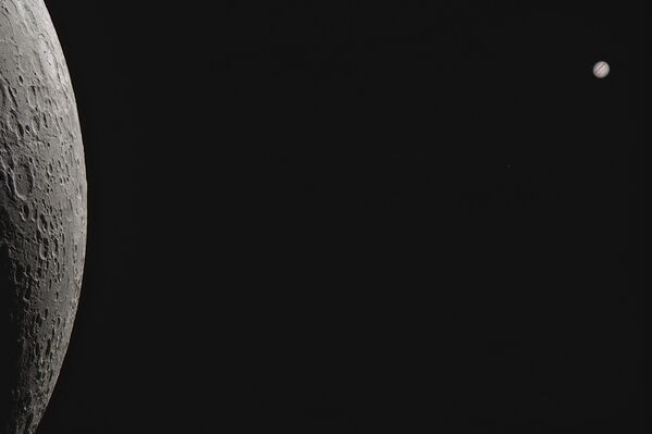 Снимок Space Between Us… польского фотографа Łukasz Sujka, занявший первое место в категории PLANETS, COMETS AND ASTEROID конкурса Insight Investment Astronomy Photographer of the Year 2020 - Sputnik Ўзбекистон