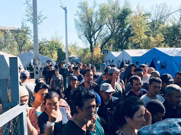 С Лихой домой без лиха: как узбекистанцы в России ждут поезда на родину С Лихой домой без лиха: как узбекистанцы в России ждут поезда на родину - Sputnik Узбекистан