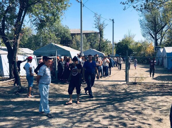 С Лихой домой без лиха: как узбекистанцы в России ждут поезда на родину С Лихой домой без лиха: как узбекистанцы в России ждут поезда на родину - Sputnik Узбекистан