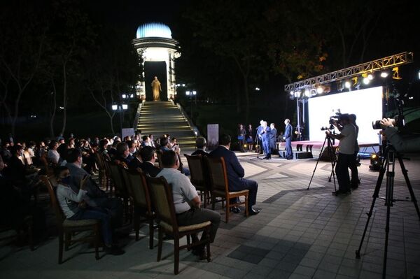 На Аллее литераторов прошел показ документального фильма “Сердце народа” На Аллее литераторов прошел показ документального фильма “Сердце народа” - Sputnik Узбекистан