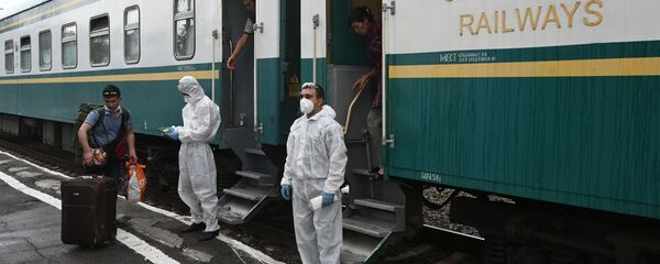Посадка на вывозной поезд из Ростова-на-Дону в Узбекистан  - Sputnik Узбекистан