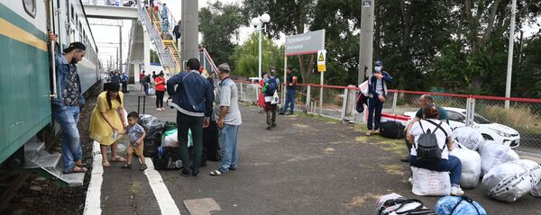 Посадка на вывозной поезд из Ростова-на-Дону в Узбекистан  - Sputnik Ўзбекистон