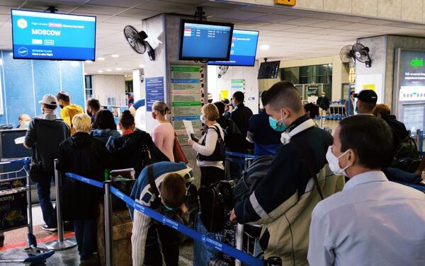 Еще 126 россиян вернулись домой из Ташкента в Москву на чартерном рейсе - Sputnik Узбекистан