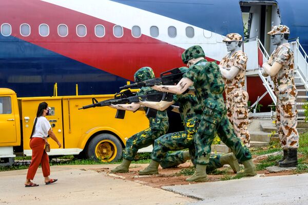 Посетитель напротив фигур солдат у переделанного в кафе самолета Airbus 330 в Таиланде  - Sputnik Узбекистан