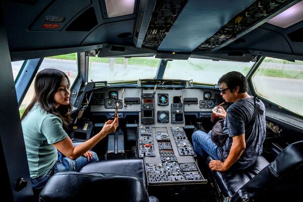 Посетители самолета-кафе в кабине пилота в Таиланде  - Sputnik Узбекистан