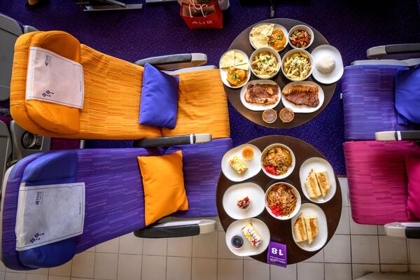 Еда на столе напротив кресел в переделанном в кафе самолете в Таиланде  - Sputnik Узбекистан