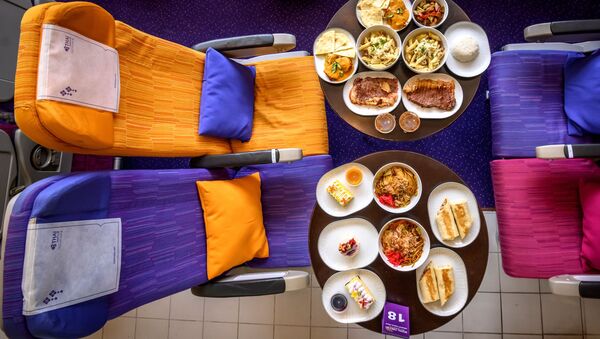 Еда на столе напротив кресел в переделанном в кафе самолете в Таиланде  - Sputnik Узбекистан