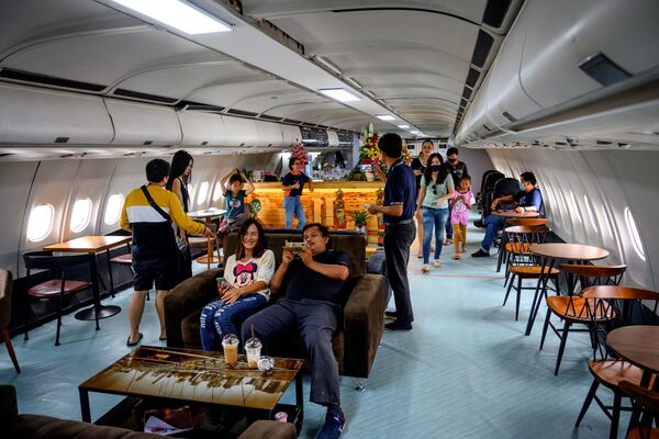 Посетители внутри кафе-самолета Airbus 330 в Таиланде  - Sputnik Узбекистан