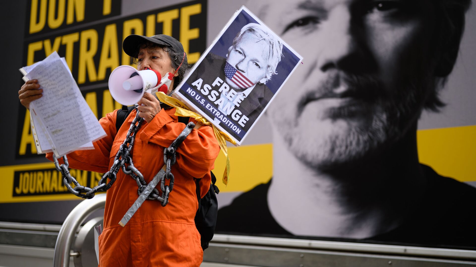 Сторонница Джулиана Ассанжа на митинге против экстрадиции Джулиана Ассанжа в Лондоне, Великобритания - Sputnik Узбекистан, 1920, 17.06.2022