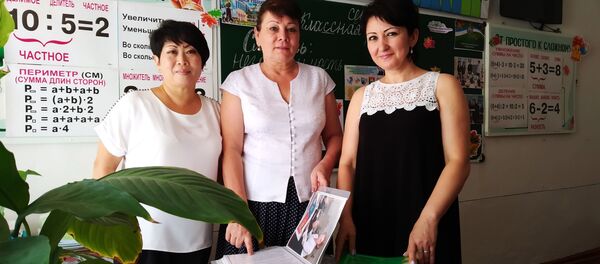 Директор шк №30 в Бухаре Ирина Котова (в центре) с педагогами Директор шк №30 в Бухаре Ирина Котова (в центре) с педагогами - Sputnik Ўзбекистон