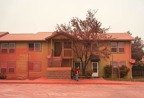 Здание, покрытое огнестойким материалом в штате Орегон  - Sputnik Узбекистан
