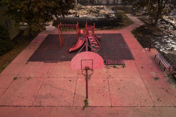 Детская площадка, покрытая огнестойким материалом в штате Орегон  - Sputnik Узбекистан