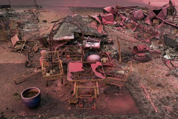 Сгоревшие стол и стулья после пожаров в штате Орегон  - Sputnik Узбекистан