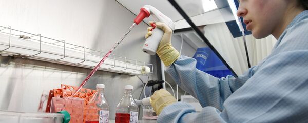 Сотрудница научно-исследовательской лаборатории Генные и клеточные технологии. - Sputnik Ўзбекистон