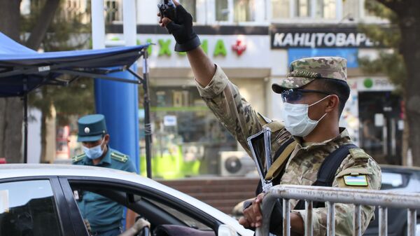 Полицейские в масках на улицах Ташкента - Sputnik Ўзбекистон