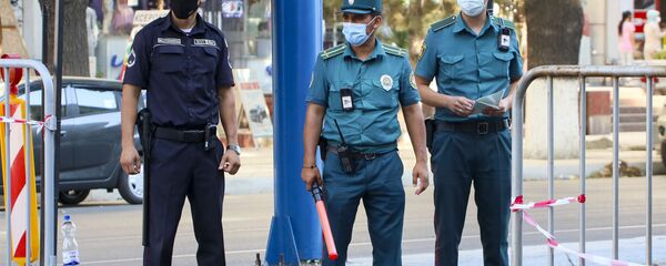 Полицейские в масках на улицах Ташкента Полицейские в масках на улицах Ташкента - Sputnik Ўзбекистон