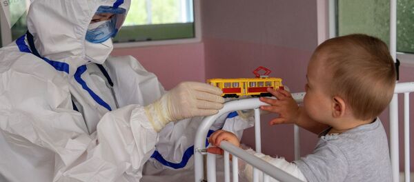 Врач с маленьким пациентом в инфекционном отделении. Архивное фото Врач с маленьким пациентом в инфекционном отделении. Архивное фото - Sputnik Ўзбекистон