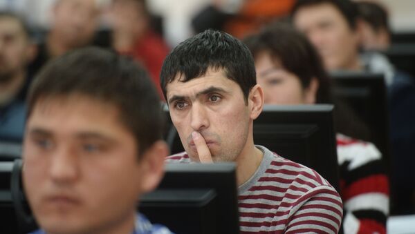 Иностранные граждане проходят электронное тестирование на знание русского языка - Sputnik Ўзбекистон