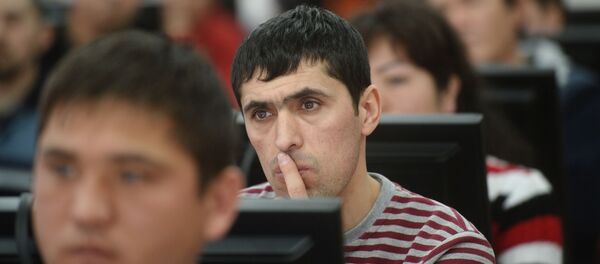 Иностранные граждане проходят электронное тестирование на знание русского языка Иностранные граждане проходят электронное тестирование на знание русского языка - Sputnik Ўзбекистон