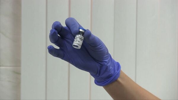 Врачи-добровольцы сделали прививку российской вакциной от коронавируса - видео - Sputnik Узбекистан