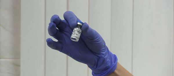 Врачи-добровольцы сделали прививку российской вакциной от коронавируса - видео Врачи-добровольцы сделали прививку российской вакциной от коронавируса - видео - Sputnik Узбекистан