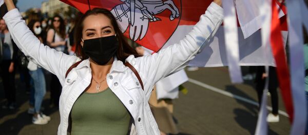 Участница несанкционированного женского марша Подруга за подругу в Минске Участница несанкционированного женского марша Подруга за подругу в Минске - Sputnik Ўзбекистон