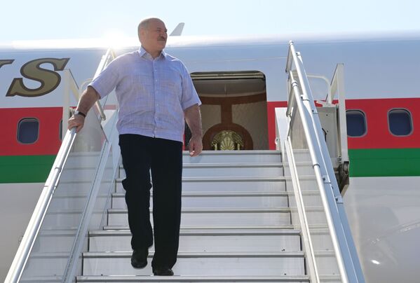 Sochi aeroportida Belarus prezidenti Aleksandr Lukashenko - Sputnik O‘zbekiston