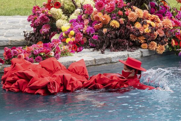 Ьодель Коко Роша плавает в бассейне во время показа Christian Siriano в рамках Недели моды в Нью-Йорке - Sputnik Узбекистан