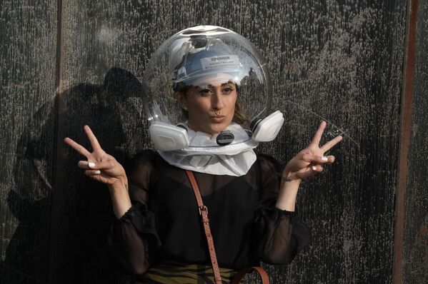 Участница модного показа в шлеме Covidisor перед началом показа во время New York Fashion Week - Sputnik Узбекистан