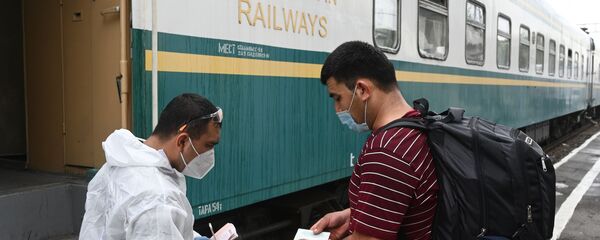 Проверка документов во время посадки граждан Узбекистана на станции Первомайская на вывозной поезд, который доставит около 940 человек из Ростова-на-Дону в Ташкент.  - Sputnik Узбекистан
