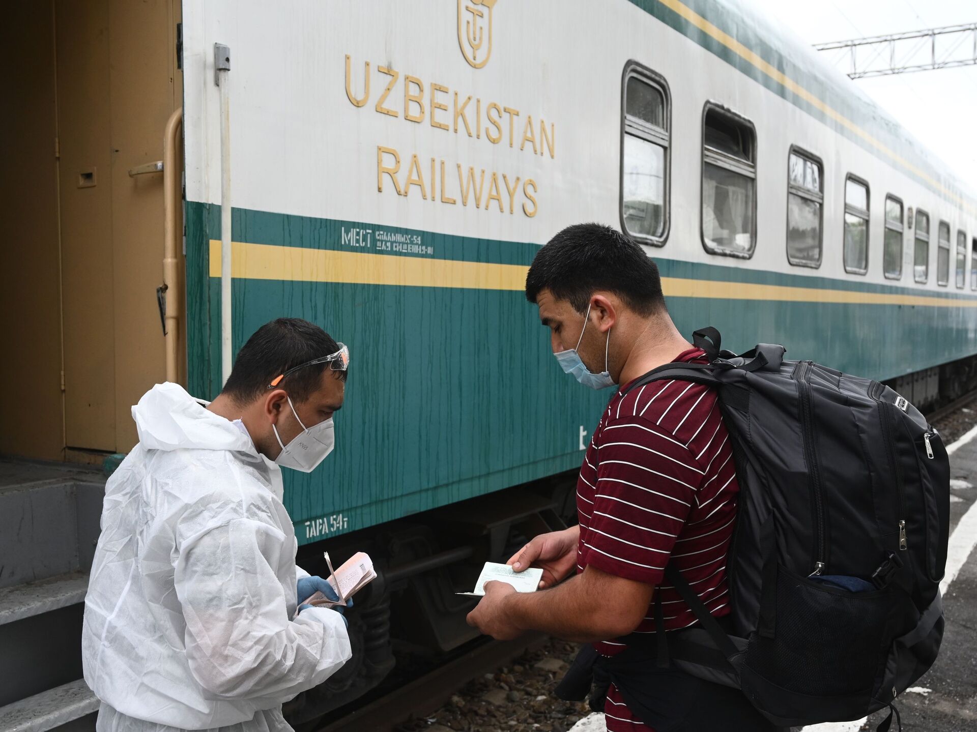 Казахстан можно ли уехать. Узбекистан Темир йуллари. Поезд с мигрантами. Узбек в поезде. Поезд с мигрантами в Россию.