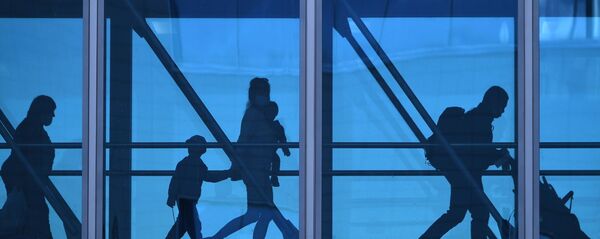 Пассажиры в аэропорту Домодедово имени М. В. Ломоносова - Sputnik Ўзбекистон