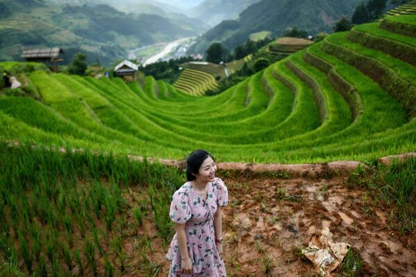 Девушка фотографируется на рисовых террасах в северо-восточной части Вьетнама - Sputnik Узбекистан