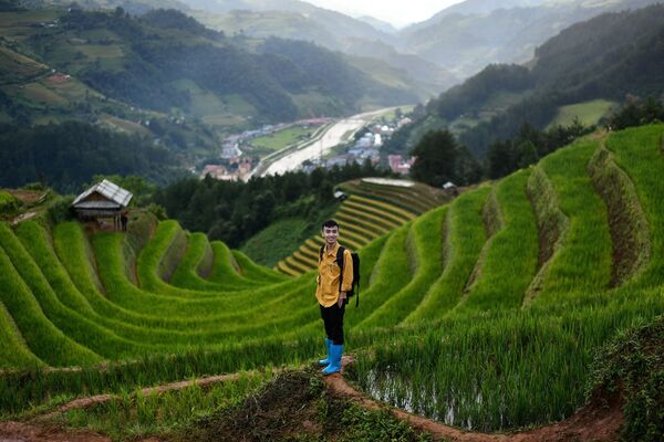 Мужчина фотографируется на рисовых террасах в северо-восточной части Вьетнама - Sputnik Узбекистан