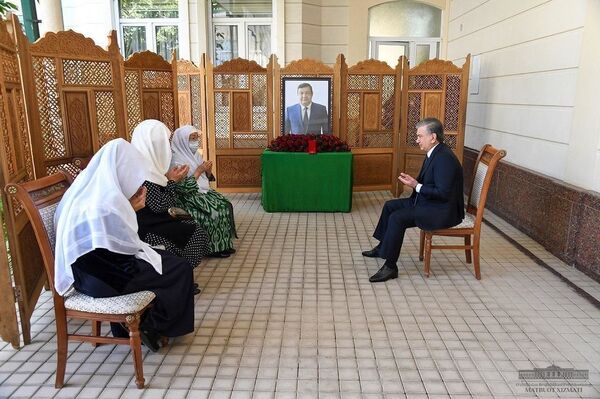 Президент Шавкат Мирзиёев посетил дом покойного Уктама Барноева  и выразил соболезнования его матери, супруге и детям - Sputnik Узбекистан
