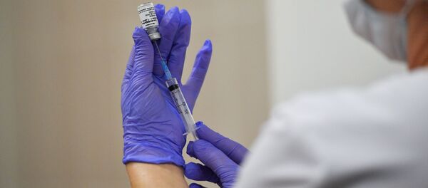 Вакцинация добровольцев против COVID-19 в Москве Вакцинация добровольцев против COVID-19 в Москве - Sputnik Ўзбекистон