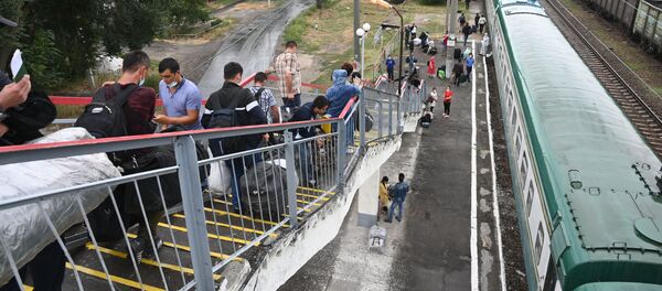 Граждане Узбекистана во время посадки на вывозной поезд - Sputnik Узбекистан