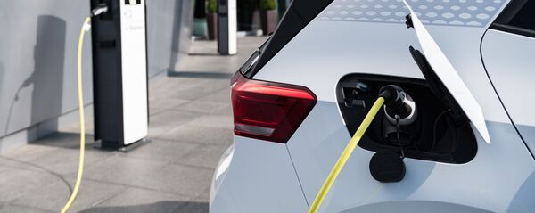 Зарядка электромобиля - Sputnik Узбекистан