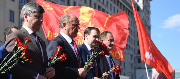 Возложение цветов к Могиле Неизвестного Солдата в День памяти и скорби Возложение цветов к Могиле Неизвестного Солдата в День памяти и скорби - Sputnik Ўзбекистон