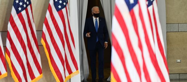 Кандидат в президенты США от Демократической партии и бывший вице-президент Джо Байден в Национальном центре Конституции в Филадельфии - РИА Новости, 1920, 22.09.2020 - Sputnik Узбекистан