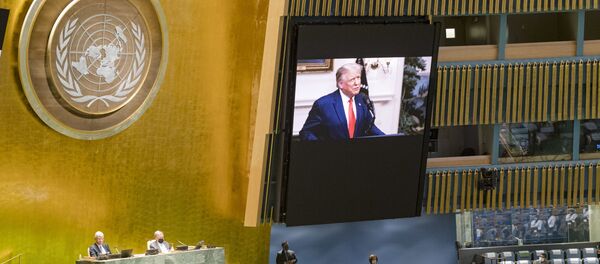 Фрагмент трансляции выступления президента США Дональда Трампа с видеообращением на 75-й сессии Генассамблеи ООН Фрагмент трансляции выступления президента США Дональда Трампа с видеообращением на 75-й сессии Генассамблеи ООН - Sputnik Узбекистан